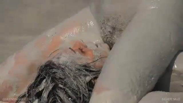 Beschmierte Fotze mit Schlamm sauber geleckt